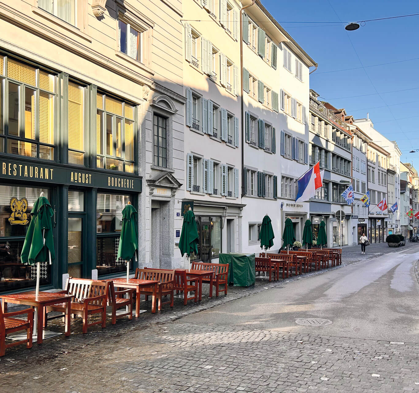 Ein Café mit Aussenbestuhlung am Rennweg.